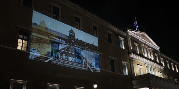 Φωταγωγήθηκε η Βουλή στη μνήμη του Ολοκαυτώματος