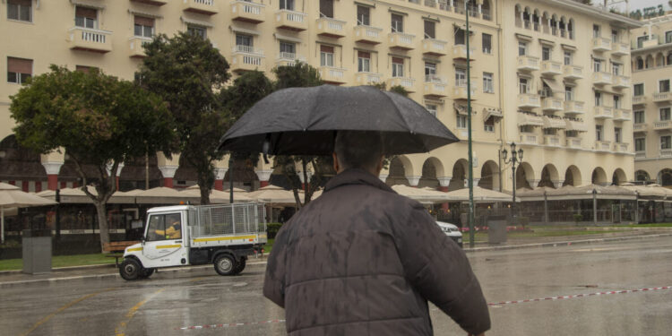 Καιρός: Ισχυρές βροχές και καταιγίδες σε Ήπειρο, Πελοπόννησο και άλλες 4 περιοχές – Έως 9 μποφόρ οι άνεμοι