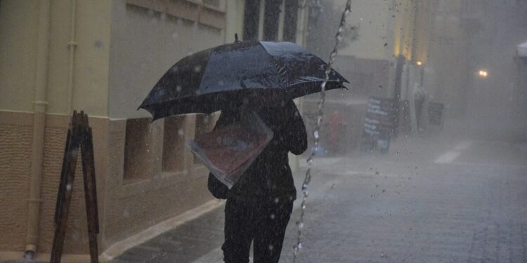 Καιρός: Σε πορτοκαλί συναγερμό για την επιδείνωση με καταιγίδες με ισχυρούς ανέμους – Βροχές το μεσημέρι στην Αττική