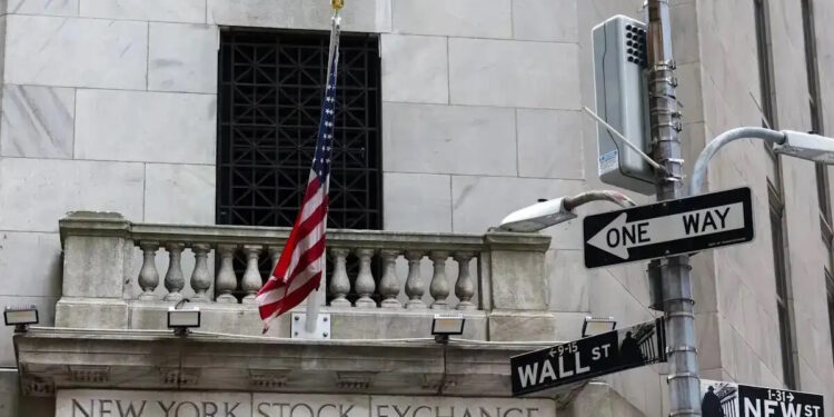 Wall Street: Πτώση S&P 500 και Bitcoin στο χαμηλότερο επίπεδο σε δύο μήνες