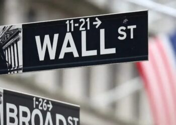 Wall Street: Υποχώρηση στο κλείσιμο, αλλά σε τροχιά ισχυρών ετήσιων κερδών