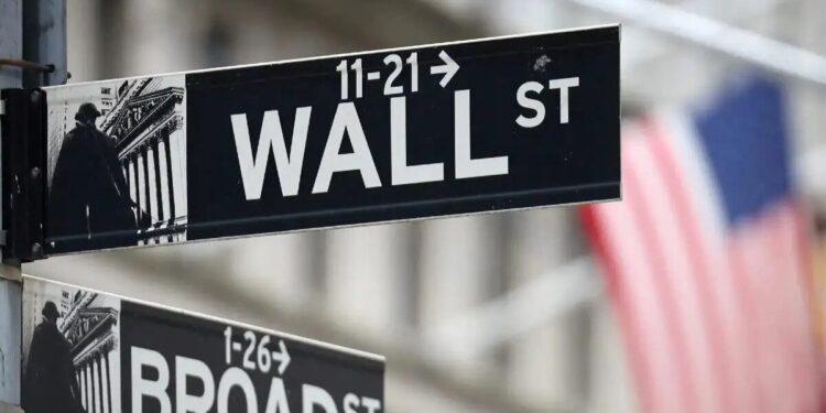 Wall Street: Υποχώρηση στο κλείσιμο, αλλά σε τροχιά ισχυρών ετήσιων κερδών