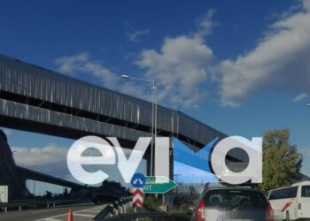 Χαλκίδα: Οδηγοί Εγκαταλείπουν τα αυτοκίνητά τους κάτω από την Υψηλή Γέφυρα λόγω του μπλόκου των αγροτών