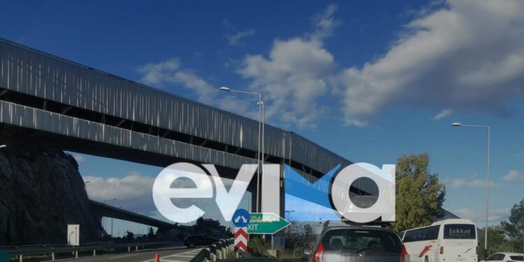 Χαλκίδα: Οδηγοί Εγκαταλείπουν τα αυτοκίνητά τους κάτω από την Υψηλή Γέφυρα λόγω του μπλόκου των αγροτών