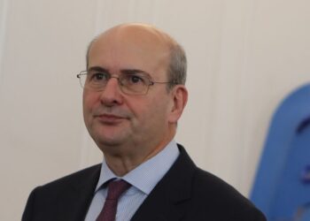 Κωστής Χατζηδάκης: Το ΠΑΣΟΚ συνδυάζει άγνοια και δημαγωγία – «Μισόλογα και σοφιστίες» λέει η Χαριλάου Τρικούπη