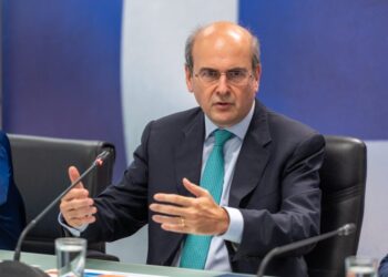 Παραδοχή καθυστέρησης πληρωμών αλλά και υπόσχεση για επιπλέον 160 εκατ. ευρώ σε αγρότες και κτηνοτρόφους από τον Κωστή Χατζηδάκη – Τι είπε για τα μπλόκα