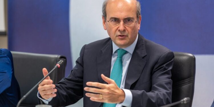 Παραδοχή καθυστέρησης πληρωμών αλλά και υπόσχεση για επιπλέον 160 εκατ. ευρώ σε αγρότες και κτηνοτρόφους από τον Κωστή Χατζηδάκη – Τι είπε για τα μπλόκα