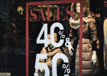 Χειμερινές εκπτώσεις 2026: Πότε ξεκινούν – Ποιες Κυριακές θα είναι ανοιχτά τα καταστήματα