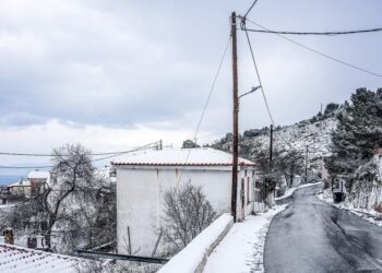 Καιρός: Παγωμένο τριήμερο με χιόνια και πολικές θερμοκρασίες – Πού θα χτυπήσουν τα φαινόμενα τις επόμενες ώρες και τι θα συμβεί στην Αττική