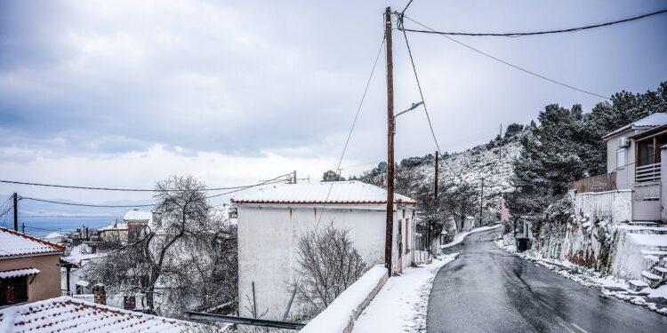 Καιρός: Παγωμένο τριήμερο με χιόνια και πολικές θερμοκρασίες – Πού θα χτυπήσουν τα φαινόμενα τις επόμενες ώρες και τι θα συμβεί στην Αττική