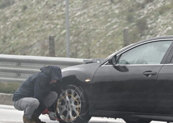 Καιρός: Με αλυσίδες τα αυτοκίνητα στη δυτική Μακεδονία – Η θάλασσα βγήκε στη στεριά στο Ναύπλιο