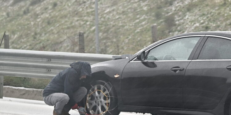 Καιρός: Με αλυσίδες τα αυτοκίνητα στη δυτική Μακεδονία – Η θάλασσα βγήκε στη στεριά στο Ναύπλιο