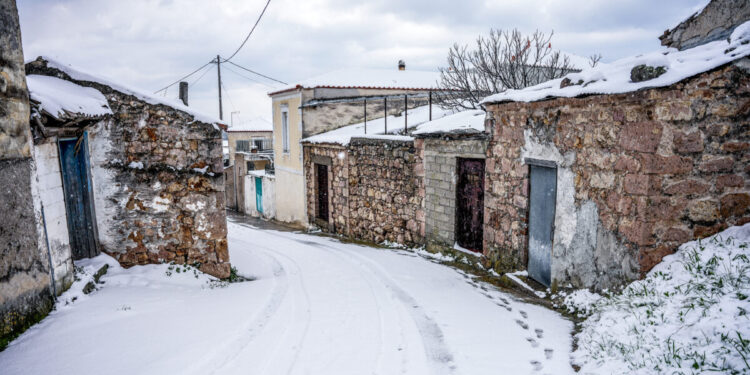 Καιρός Πρωτοχρονιάς: Ποδαρικό για το 2026 με τσουχτερό κρύο και χιόνια – Παγετός σε πολλές περιοχές