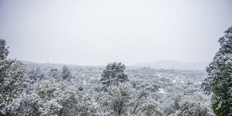 Καιρός: Κρύο, χιόνια και θυελλώδεις άνεμοι μέχρι το μεσημέρι της Δευτέρας – Έκτακτο δελτίο επιδείνωσης καιρού
