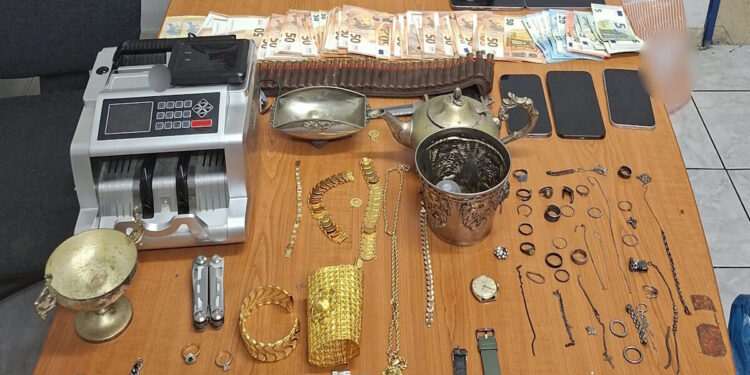 Ζεφύρι: Έλιωναν κλεμμένα κοσμήματα σε παράνομο χυτήριο και πουλούσαν τα μέταλλα – 6 συλλήψεις, φωτογραφίες