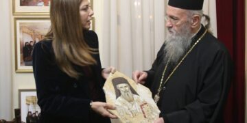 Η Σοφία Ζαχαράκη με τον Μητροπολίτη Ναυπάκτου