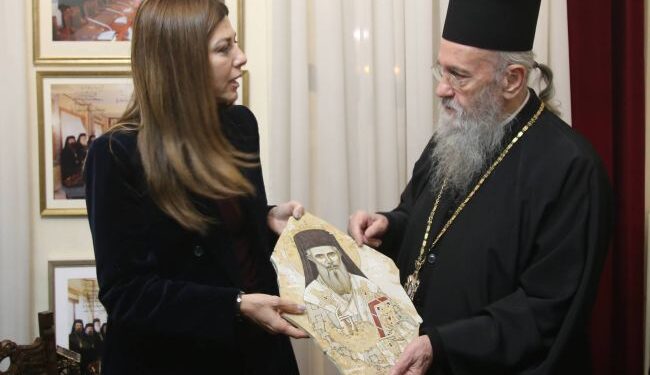 Η Σοφία Ζαχαράκη με τον Μητροπολίτη Ναυπάκτου