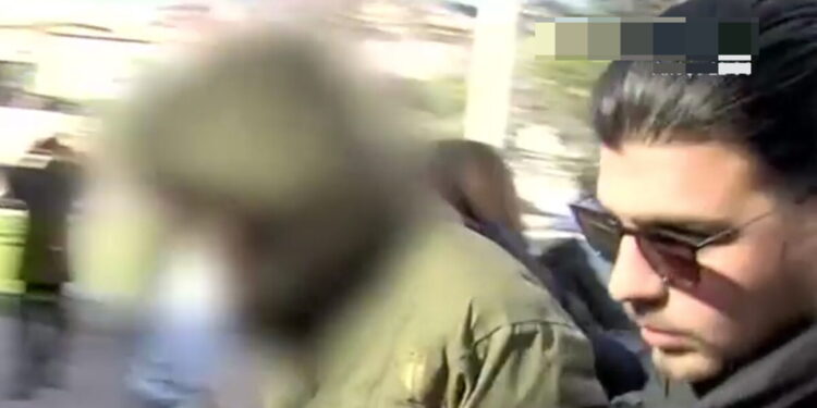 Αίγιο: «Βρίσκουμε σκάγια στα ρούχα τους» λένε οι συγγενείς των παιδιών που δέχτηκαν επίθεση με καραμπίνα από 46χρονο