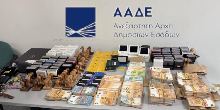 ΑΑΔΕ: Έπιασαν κύκλωμα αχυρανθρώπων με 380 επιχειρήσεις και χρέη 43 εκατ. ευρώ