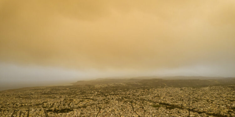 Καιρός: Καταιγίδες και άνεμοι έως 9 μποφόρ σφυροκοπούν την χώρα – Δείτε χάρτες με την πορεία της αφρικανικής σκόνης