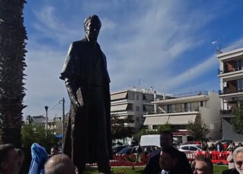 Ελληνικό: Άγαλμα του Καποδίστρια τοποθετήθηκε στην πλατεία του Δημαρχείου – Δείτε τα αποκαλυπτήρια
