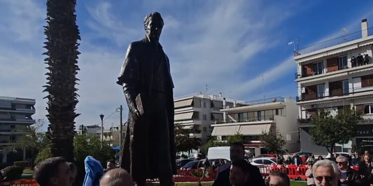 Ελληνικό: Άγαλμα του Καποδίστρια τοποθετήθηκε στην πλατεία του Δημαρχείου – Δείτε τα αποκαλυπτήρια
