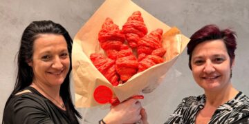 Φούρνος στη Θεσσαλονίκη γιορτάζει τον Άγιο Βαλεντίνο με «ανθοδέσμες» από κατακόκκινα κρουασάν