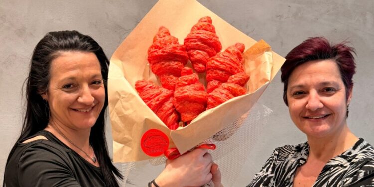 Φούρνος στη Θεσσαλονίκη γιορτάζει τον Άγιο Βαλεντίνο με «ανθοδέσμες» από κατακόκκινα κρουασάν