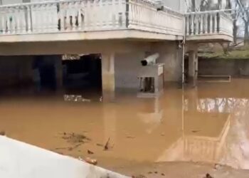 Αγιόκαμπος: Τεράστιες καταστροφές από την κακοκαιρία – Πλημμύρισαν σπίτια, αυλές και δρόμοι, έφραξε ρέμα από τα φερτά υλικά