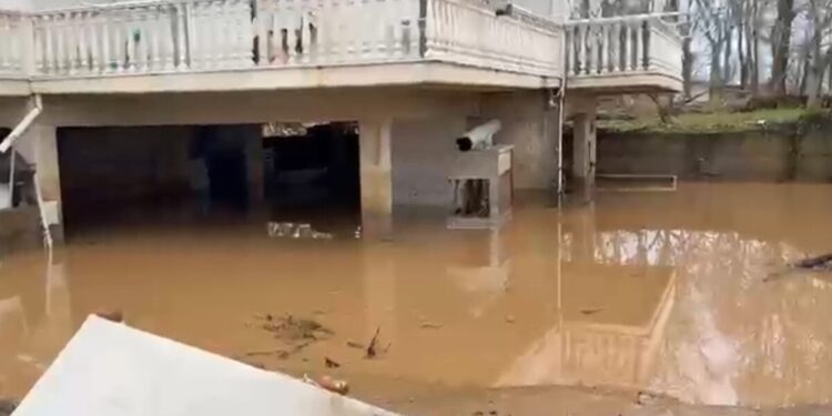 Αγιόκαμπος: Τεράστιες καταστροφές από την κακοκαιρία – Πλημμύρισαν σπίτια, αυλές και δρόμοι, έφραξε ρέμα από τα φερτά υλικά