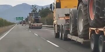 Αγρότες: Φορτηγά μεταφέρουν τα τρακτέρ που κατεβαίνουν στο Σύνταγμα για το συλλαλητήριο