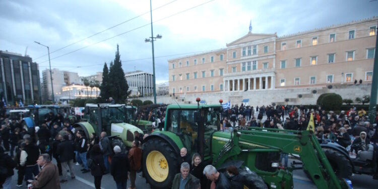 Οι αγρότες διανυκτέρευσαν στο Σύνταγμα με τα τρακτέρ τους: Αναχωρούν το μεσημέρι – «Θα συνεχίσουμε τον αγώνα»