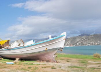 Η παράκτια αλιεία βυθίζεται και η πολιτεία σιωπά