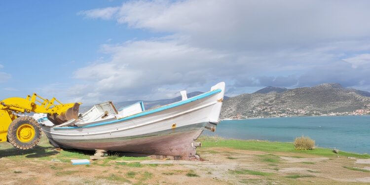 Η παράκτια αλιεία βυθίζεται και η πολιτεία σιωπά