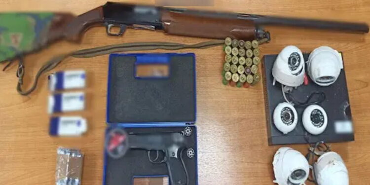 Άνω Λιόσια: Συνελήφθη 66χρονος για ναρκωτικά και οπλοκατοχή – Κατασχέθηκαν χάπια, καραμπίνα και σφαίρες