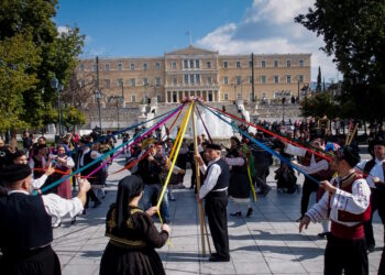 Απόκριες: Με μουσική, παραδοσιακά έθιμα και δράσεις για παιδιά οι εκδηλώσεις στην Αθήνα – Αναλυτικά το πρόγραμμα