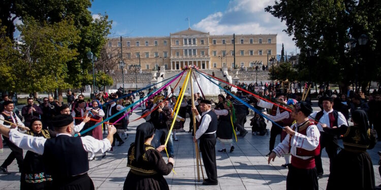 Απόκριες: Με μουσική, παραδοσιακά έθιμα και δράσεις για παιδιά οι εκδηλώσεις στην Αθήνα – Αναλυτικά το πρόγραμμα