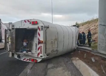 Τροχαίο με απορριμματοφόρο στην περιφερειακή Αιγάλεω: Στο νοσοκομείο ο οδηγός – Καθυστερήσεις στο ύψος της εξόδου προς Αττική Οδό