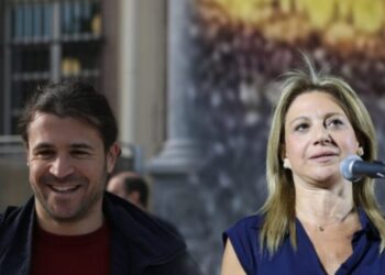 Πυρά Ιάσονα Αποστολόπουλου κατά Μαρίας Καρυστιανού για την τραγωδία στη Χίο: «Είναι τα παιδιά εισβολείς;»