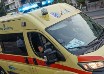 Γυψοσανίδα έπεσε από σπίτι 2ου ορόφου στην Ερμού – Τραυματίστηκε μια γυναίκα