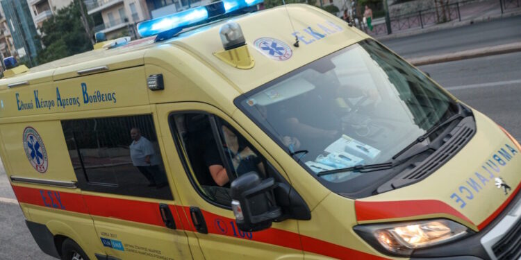 Γυψοσανίδα έπεσε από σπίτι 2ου ορόφου στην Ερμού – Τραυματίστηκε μια γυναίκα