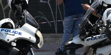 Κινηματογραφική καταδίωξη στην Αχαρνών: Συνελήφθη 16χρονος που οδηγούσε κλεμμένη μηχανή – Τραυματίστηκε αστυνομικός