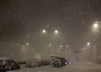 «Είδα τη ζωή να περνάει μπροστά από τα μάτια μου» λέει η ετοιμόγεννη που εγκλωβίστηκε στην Αττική Οδό λόγω του χιονιά το 2022