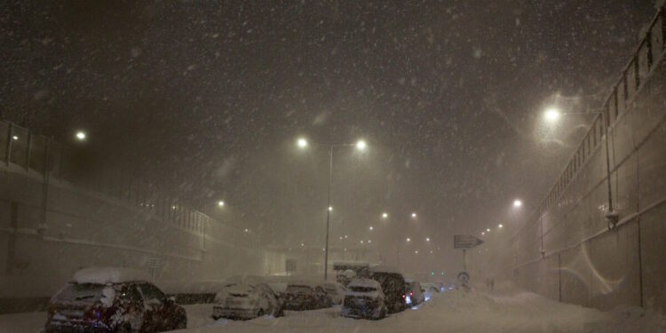 «Είδα τη ζωή να περνάει μπροστά από τα μάτια μου» λέει η ετοιμόγεννη που εγκλωβίστηκε στην Αττική Οδό λόγω του χιονιά το 2022