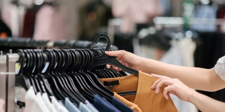 Η ΕΕ απαγορεύει σε επιχειρήσεις την καταστροφή απούλητων ρούχων και υποδημάτων