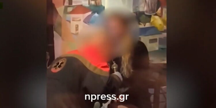 Ίλιον: Διασώστης με «βαρύ παρελθόν» κλήθηκε για περιστατικό με λιπόθυμη γυναίκα σε νυχτερινό κέντρο και άρχισε να τραγουδάει – Διατάχθηκε ΕΔΕ