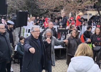 Ο Δημήτρης Κουτσούμπας έσυρε τον χορό στο καρναβάλι του δήμου Χαϊδαρίου