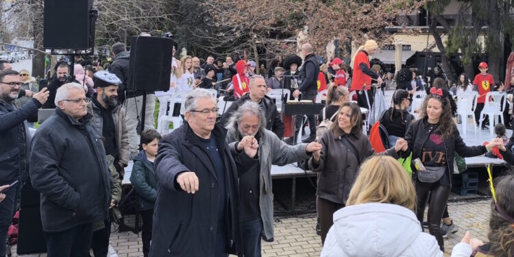 Ο Δημήτρης Κουτσούμπας έσυρε τον χορό στο καρναβάλι του δήμου Χαϊδαρίου