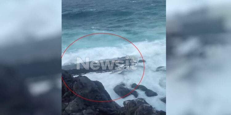 Ελαφόνησος: Βίντεο ντοκουμέντο από την προσάραξη του σκάφους με τους 4 επιβαίνοντες