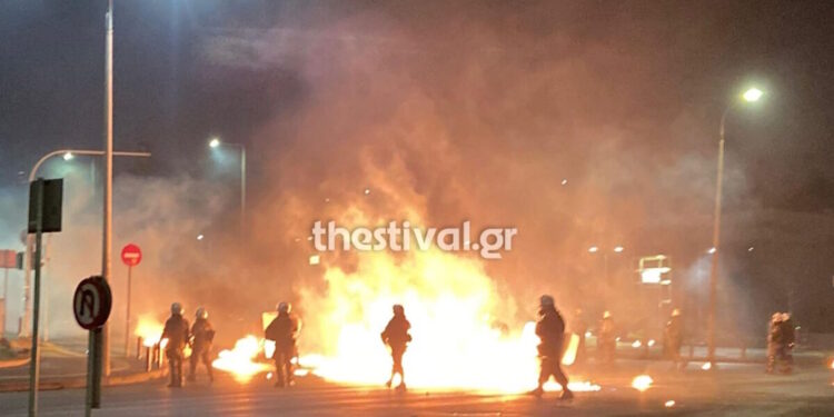 Θεσσαλονίκη: Επεισόδια με δεκάδες μολότοφ και δακρυγόνα έξω από το ΑΠΘ – Πάνω από 200 προσαγωγές, τραυματίστηκε αστυνομικός